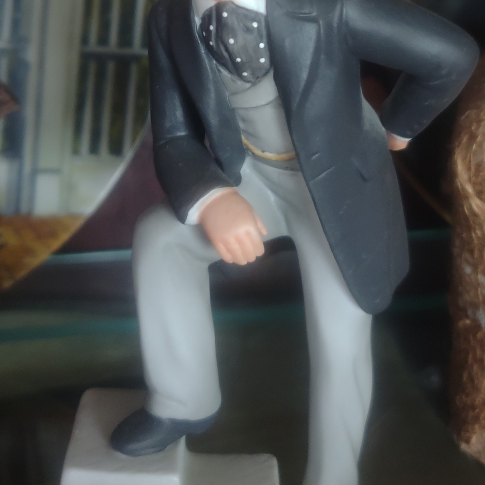Rhett Butler And Scarlett O'Hara Statues
